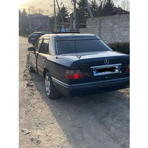 Бленда на Мерседес W124 (Mercedes-Benz W124) - накладка на заднее стекло