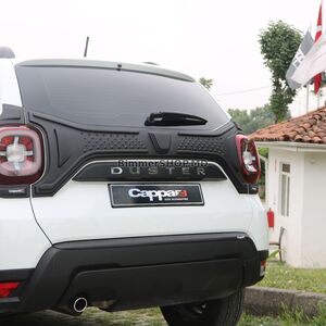Пластиковая накладка на крышку багажника (3 детали) Renault Duster 2018-2024 гг.