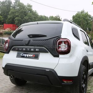 Пластиковая накладка на крышку багажника (1 деталь) Renault Duster 2018-2024 гг.